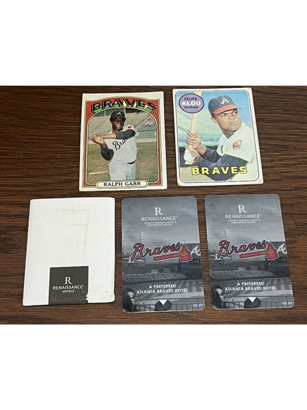 2 Atlanta Braves Baseball Cards 260 Ralph Garr 300 Felipe Alou + Room Keys